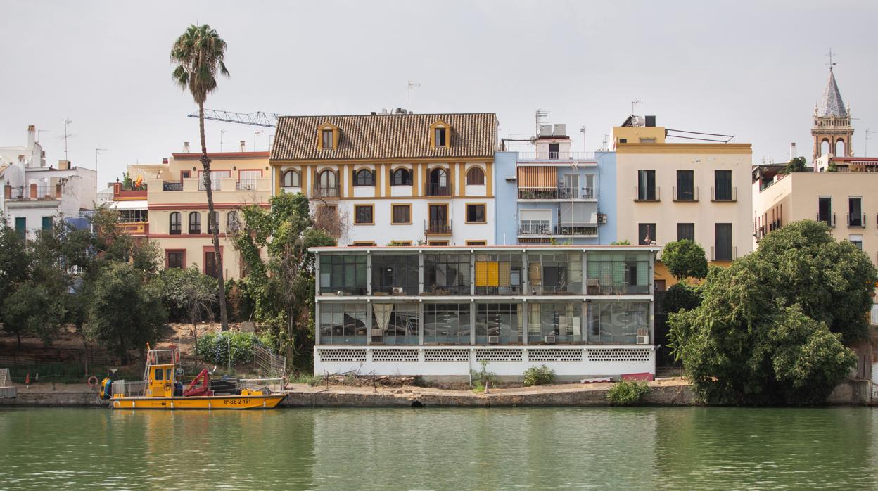 Vieja comisaría de la calle Betis vista desde la otra orilla