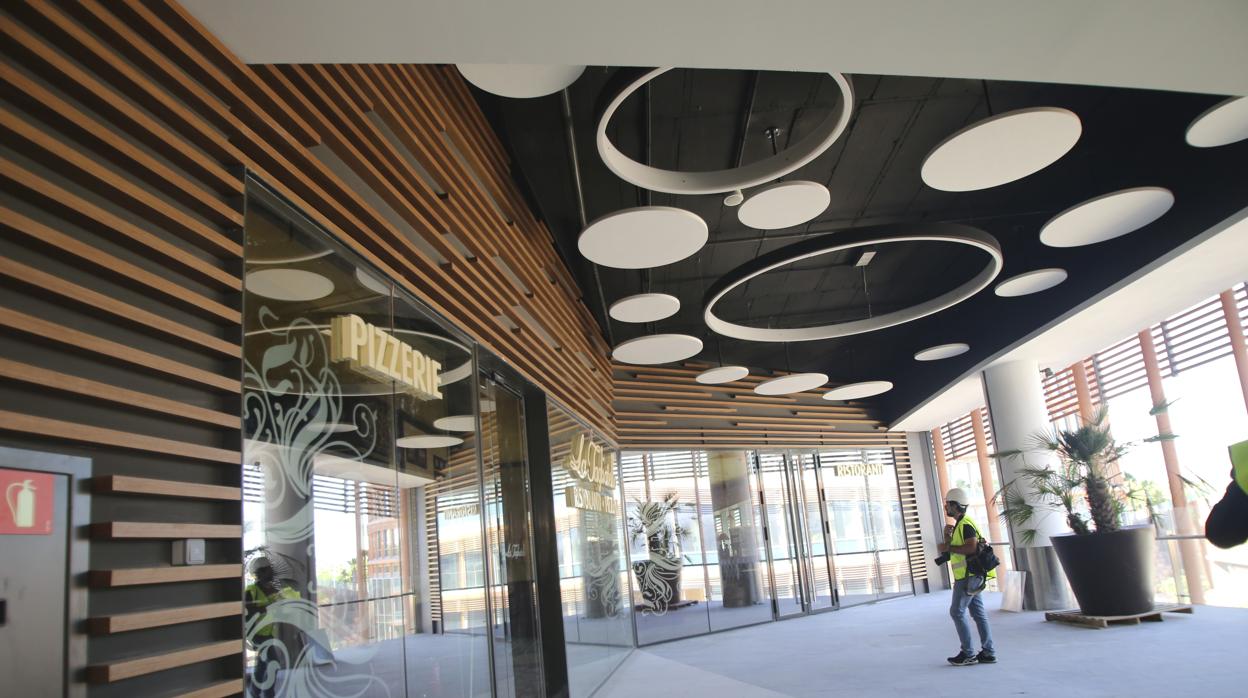 Interior del centro comercial Torre Sevilla