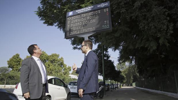 Así son las nuevas pantallas que avisarán de las plazas libres en los aparcamientos de Sevilla