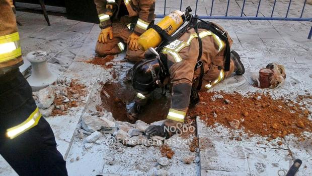 Herido un operario con quemaduras al alcanzar con percutor una bolsa de gas en Sevilla