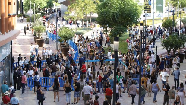 Más de 61.000 personas acuden al centro comercial Torre Sevilla en su primer día de apertura