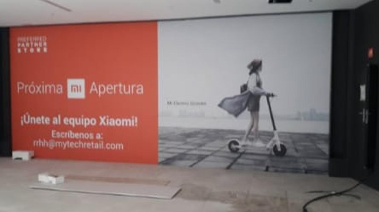 Lona que cubre lo que será la tienda de Xiaomi en el centro comercial Torre Sevilla
