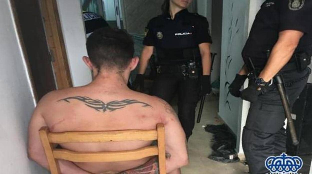 Félix A. P., de espaldas, el día de la detención en julio de 2016