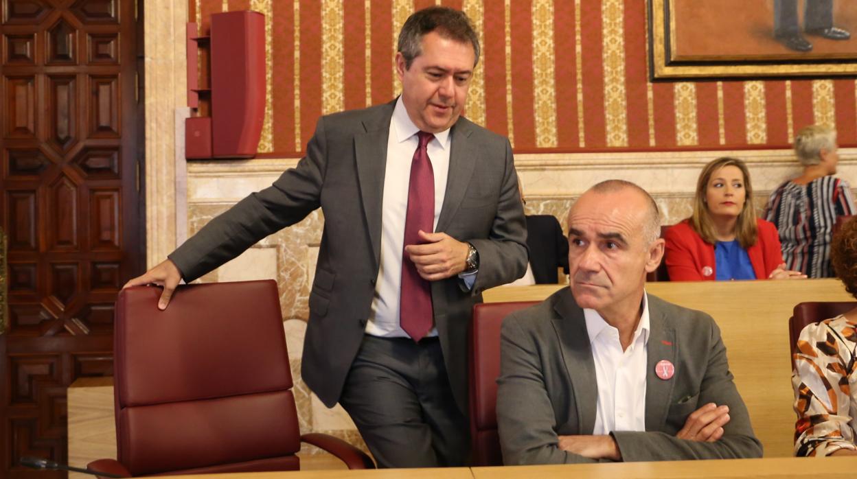 Juan Espadas y Antonio Muñoz, durante el pleno de septiembre