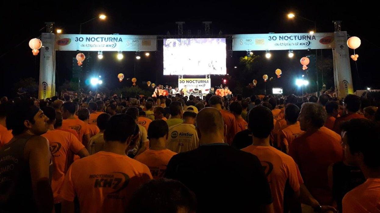 Padres, hijos, abuelos, amigos... participan en la Nocturna de Sevilla