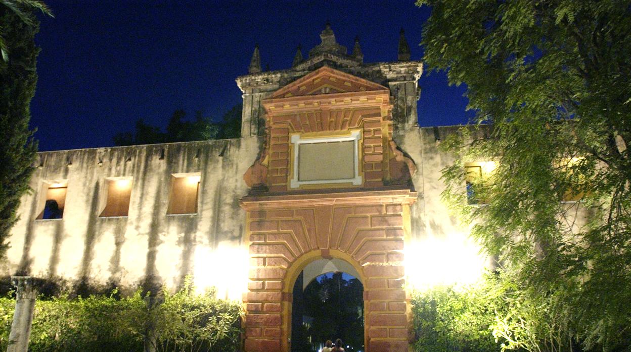 Vista del acceso idel Alcázar iluminado