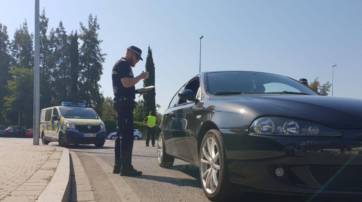 Uno de los controles que está efectuando la Policía Local en la ciudad