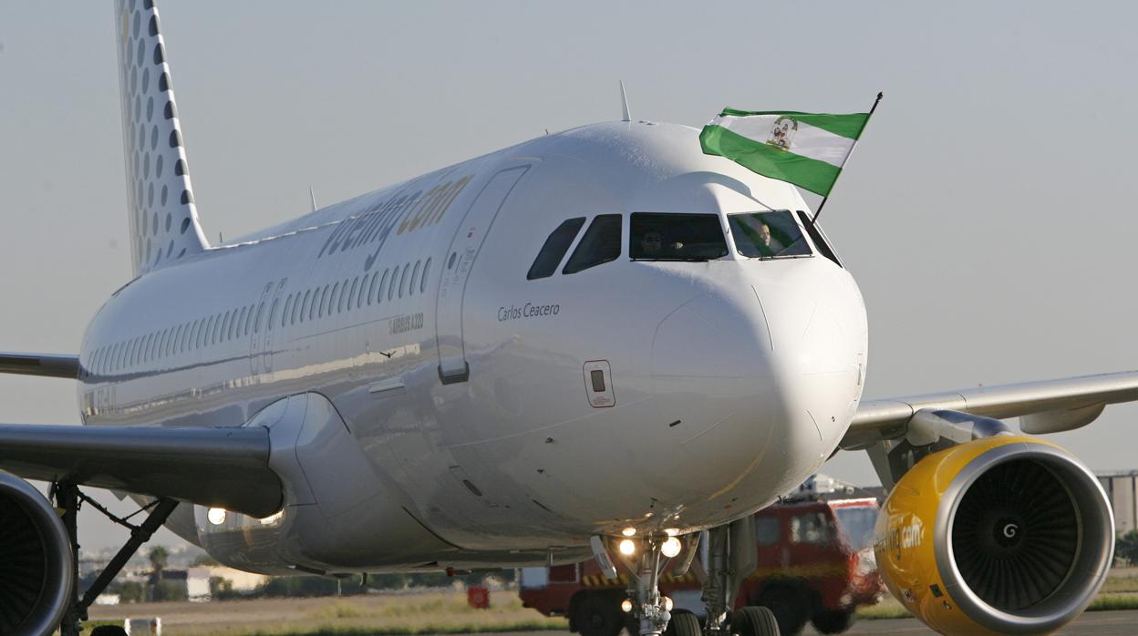 Un avión de Vueling en el aeropuerto de San Pablo