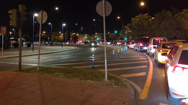 Caos de tráfico y enormes atascos para salir de Torre Sevilla este sábado