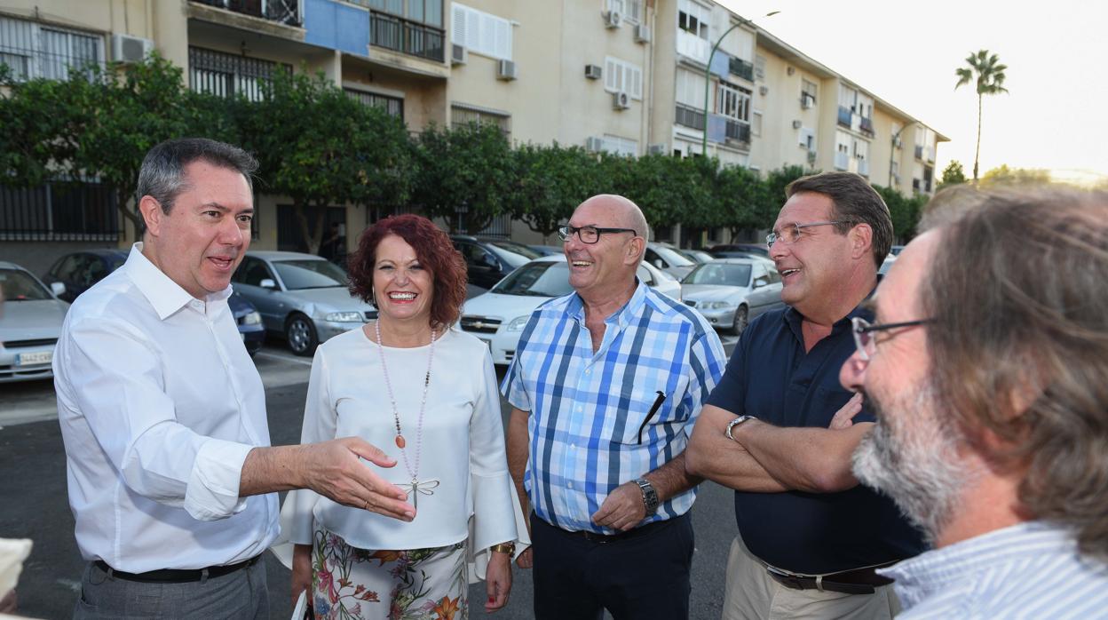 El alcalde Juan Espadas, durante la visita a los vecinos de la plaza Azahín, en Alcosa