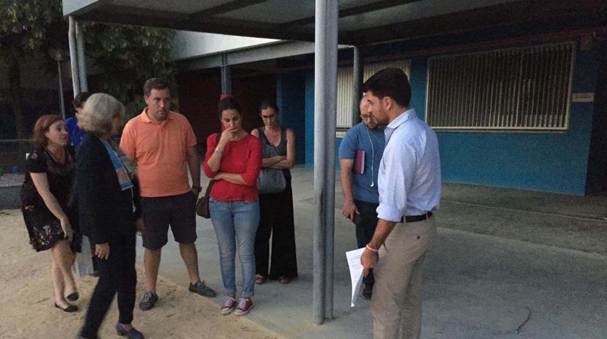 El candidato popular a la Alcaldía, Beltrán Pérez, durante su visita al colegio Marie Curie