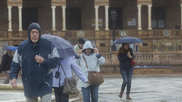 El tiempo en Sevilla: Se esperan lluvias a las puertas del puente del Pilar