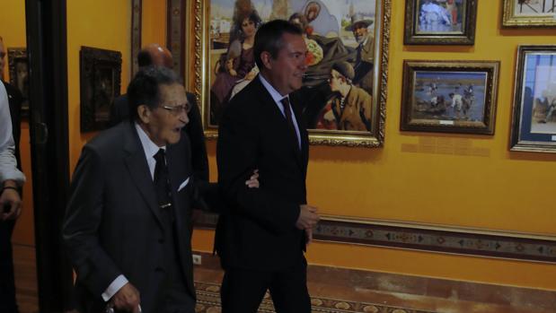 Espadas agradece a Bellver su «paciencia» y él le pide «más paredes» para su museo en Sevilla