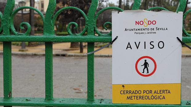 El Ayuntamiento cierra los parques de Sevilla por la tormenta «Leslie»