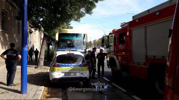 Rescatan al conductor de un autobús que quedó atrapado en su propio maletero en Sevilla