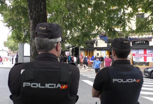 Policía nacional junto a la calle Adriano