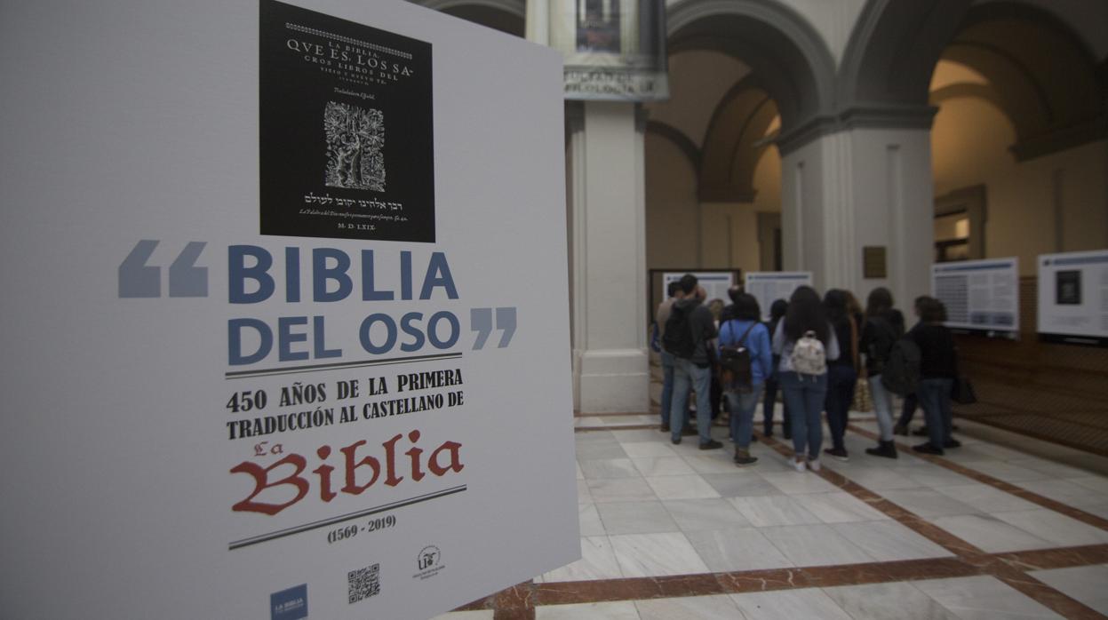 El Patio de la Cristalera de la Facultad de Filología acoge la exposición