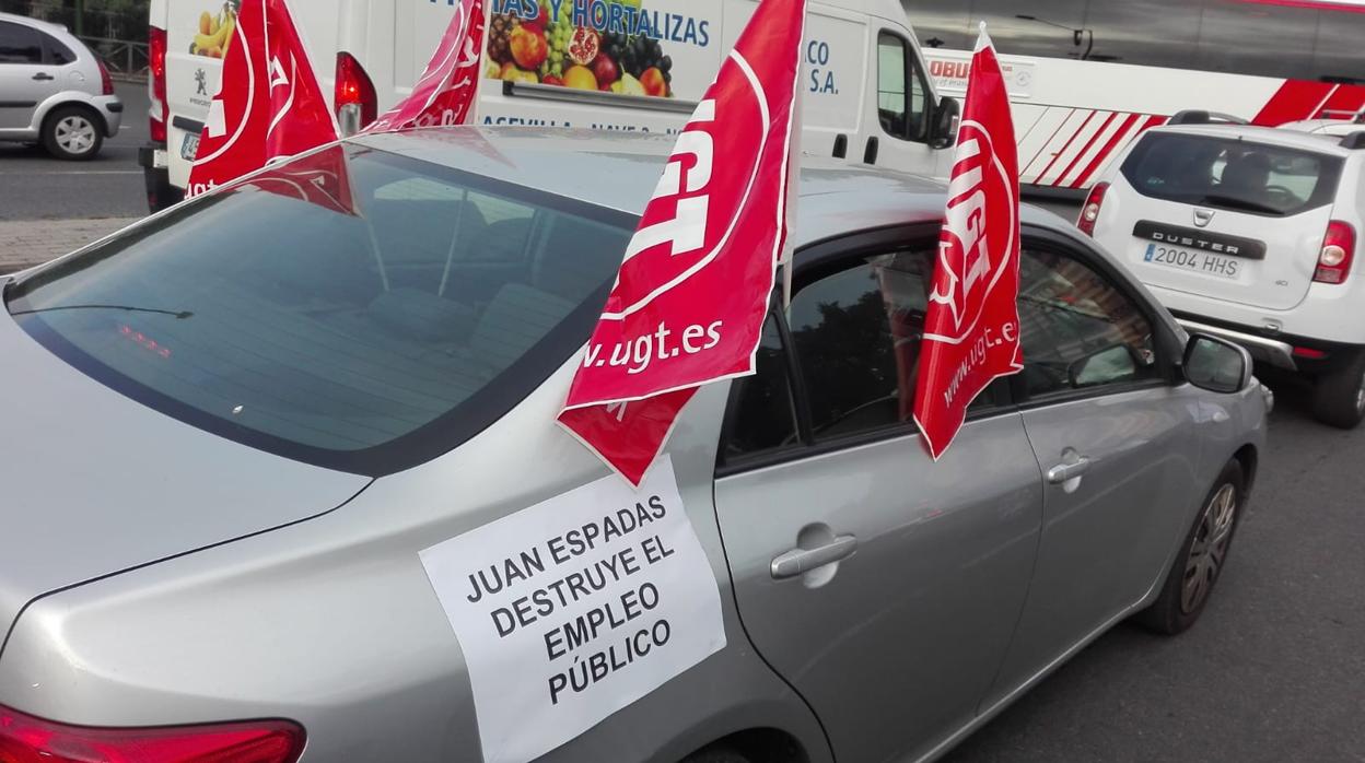 Caravana de vehículos de empleados municipales esta mañana en Sevilla