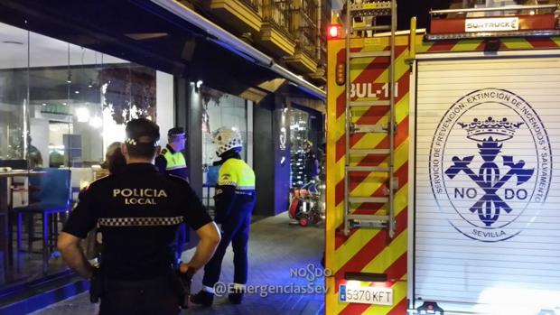 Un incendio en la cocina de un restaurante del Centro de Sevilla obliga a desviar el tráfico