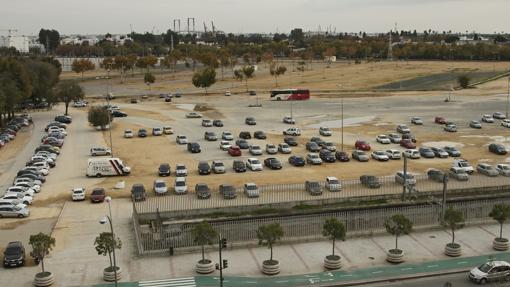 Solar usado de aparcamiento junto a la estación de metro