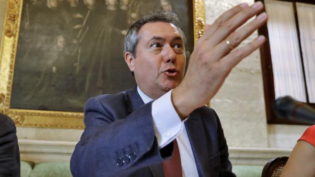 El alcalde de Sevilla, el gran aliado de sus compañeros de partido en los juzgados