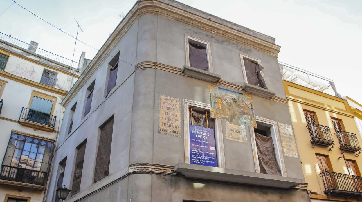 Edificio de la calle Sierpes donde se construirán apartamentos turísticos y un local comercial