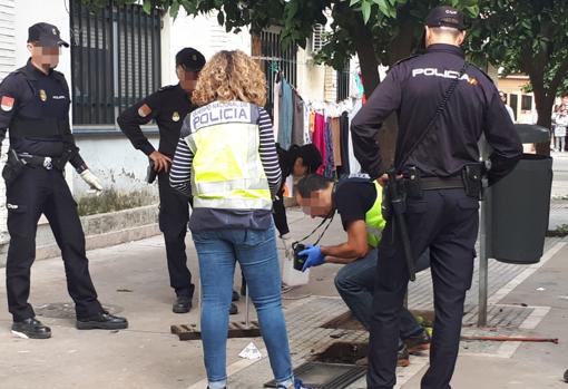 Agentes de la Policía Nacional han hallado el arma del crimen en una alcantarilla