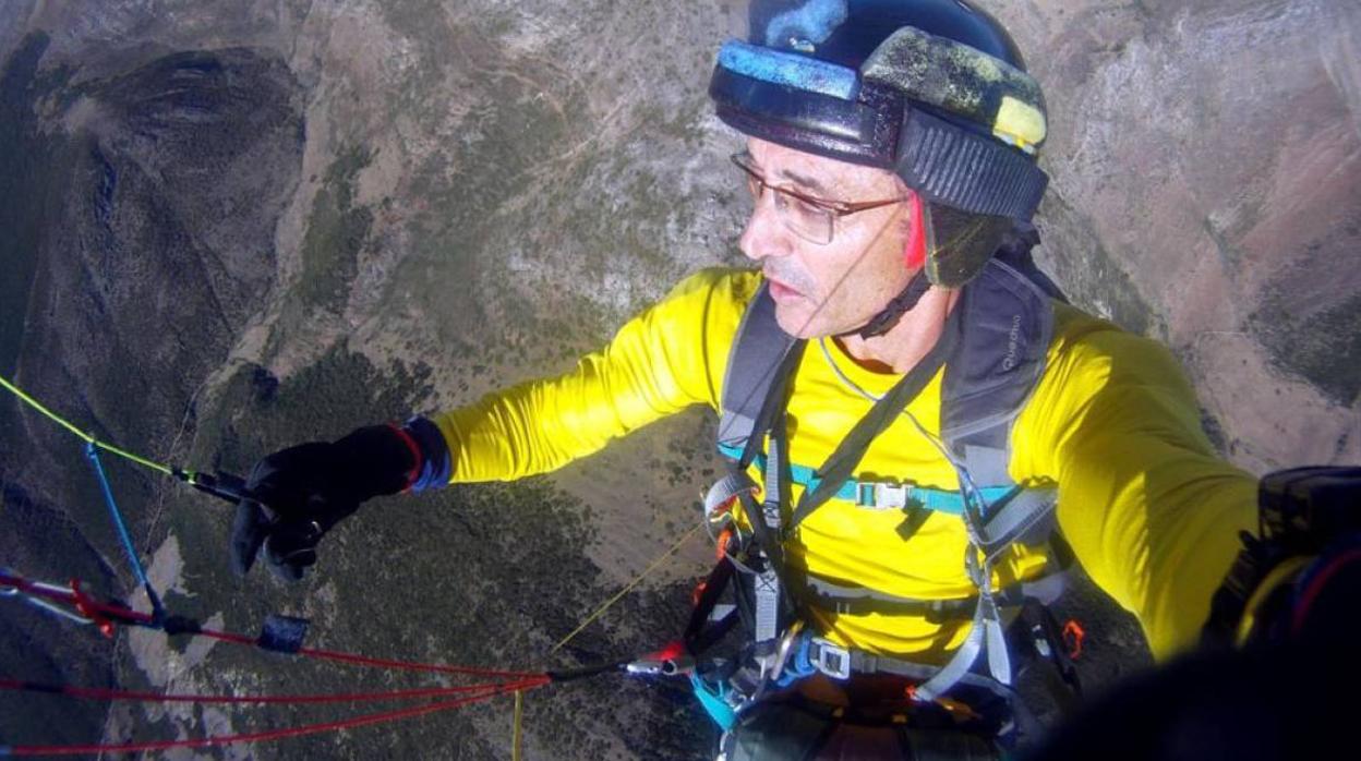 El parapentista sevillano ha sido rescatado en perfecto estado de salud