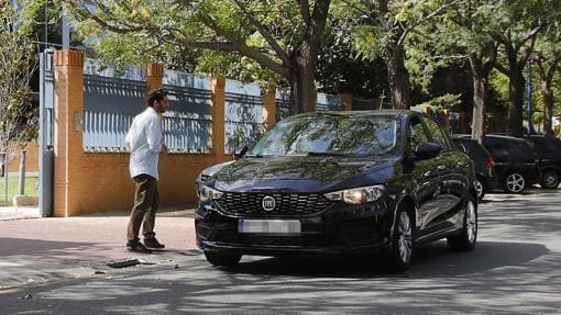 Un vehículo de Uber recoge a un usuario frente a la sede de ABC de Sevilla