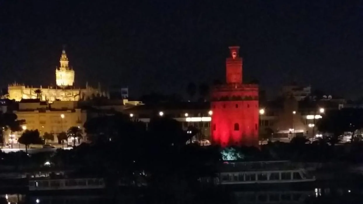 Imagen de la Torre del Oro de Sevilla, este miércoles en el momento de las pruebas de iluminación