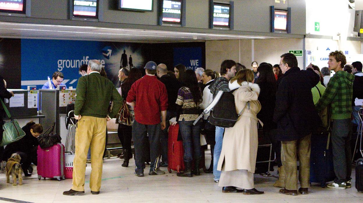 Usuarios en la cola de facturación del aeropuerto de Sevilla