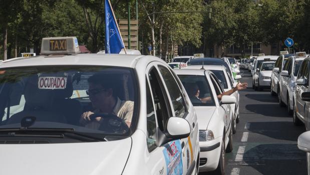 Los taxistas mantienen el paro de este viernes que puede prolongarse toda la jornada