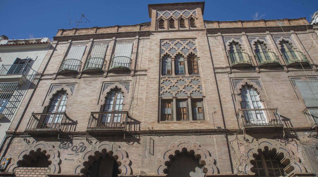 Fachada del edificio, obra de Aníbal González