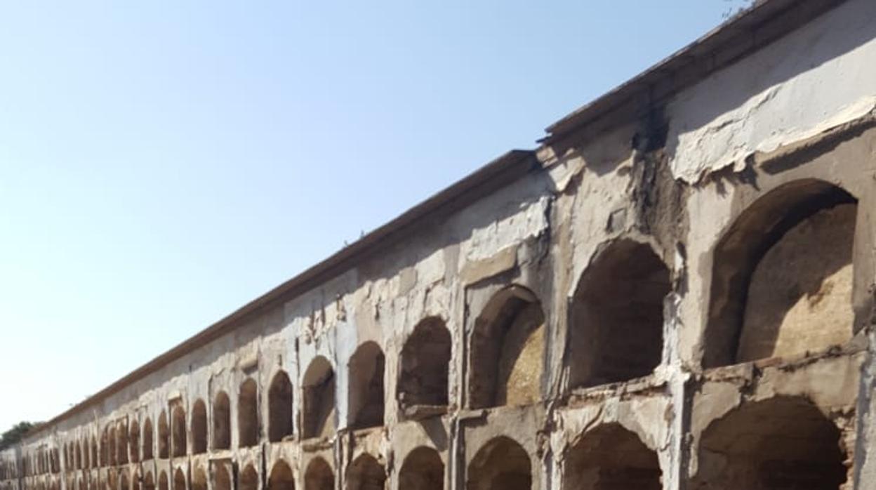 Nichos en ruina en el cementerio de Sevilla