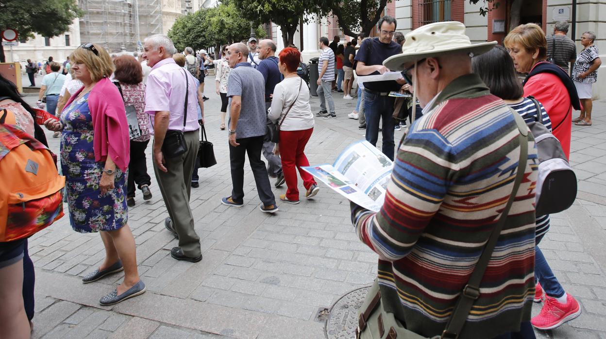 Turistas en el entorno de la Catedral de Sevilla el pasado puente del Pilar
