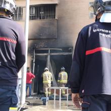 Desalojan un bloque de pisos en Pino Montano al arder una freidora en una churrería