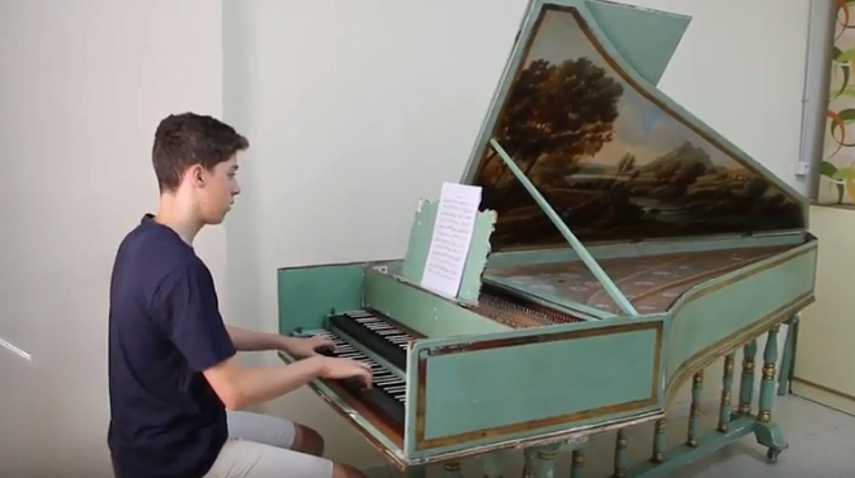 Guido García, tocando el piano