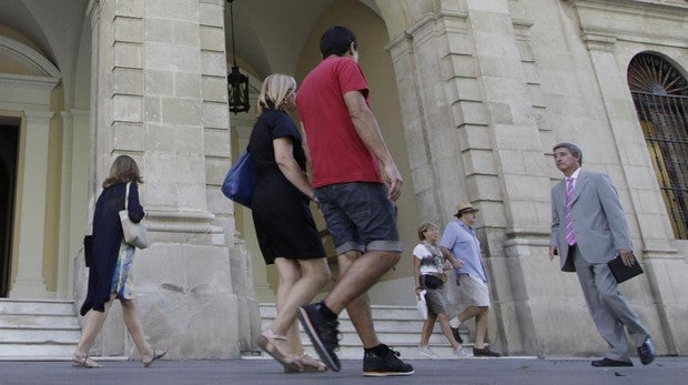 Los sindicatos dan instrucciones de cómo hacer huelga este lunes en el Ayuntamiento de Sevilla y cobrar el día