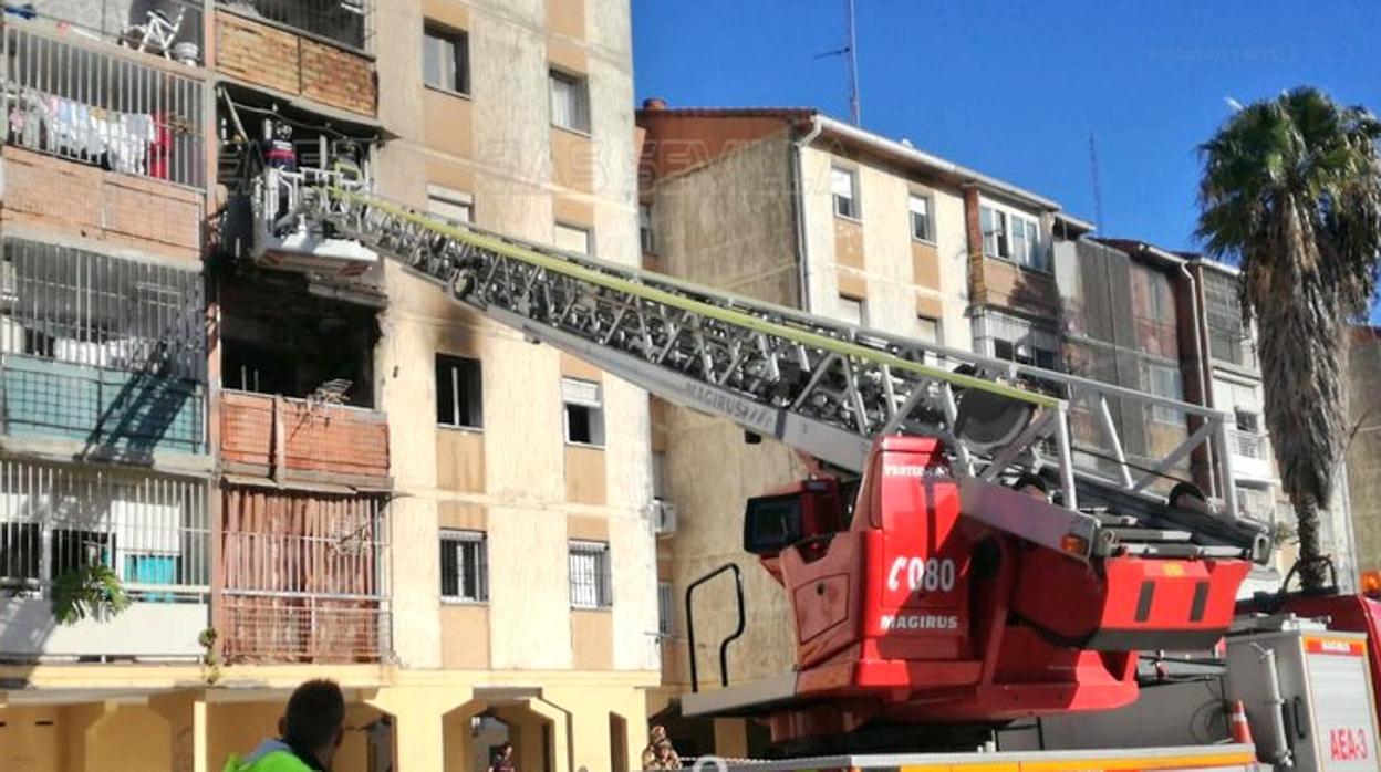 El incendio se ha producido en una vivienda de la calle Arquitecto José Galnares