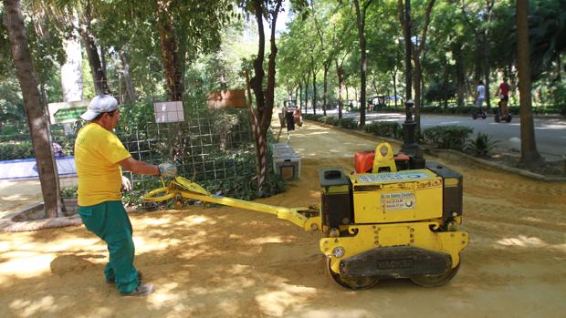 El Ayuntamiento mejorará los caminos de asfalto del Parque de María Luisa por 320.000 euros