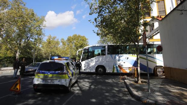 Un autobús se queda atascado a la salida del cuartel de la avenida de la Borbolla en Sevilla