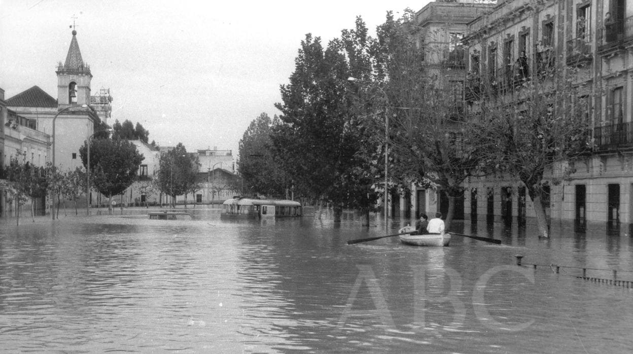 La calle Luis Montoto, durante la riada del Tamarguillo