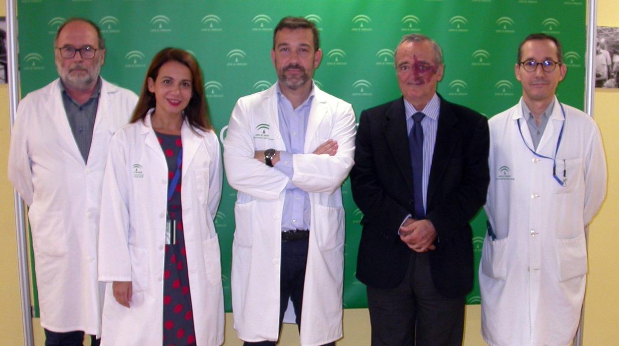 Barbacid con la directora gerente y el director médico, Silvia Calzón y Juan José Mercader, respectivamente, y los dos internistas organizadores de la actividad, José Antonio Mira (en el centro) y Alberto Romero junto al científico invitado.