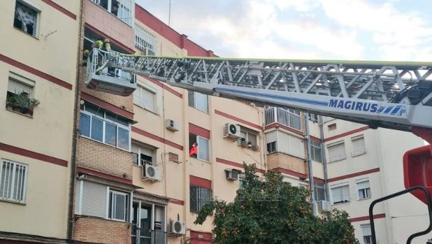 Hallado el cuerpo sin vida de un varón en una vivienda de Sevilla