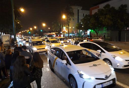 Manifestación de taxistas por la avenida de Andalucía