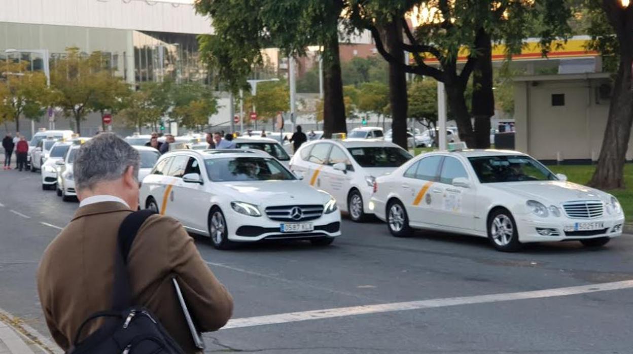 Concentración de taxis el pasado viernes en el entorno de Fibes, donde se está celebrando Sicab