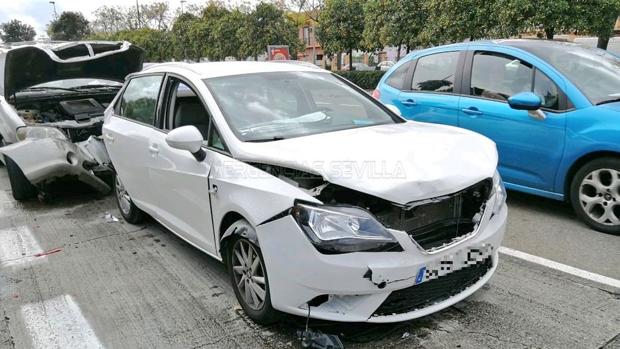 Dos heridos en una colisión entre tres vehículos en la Ronda del Tamarguillo