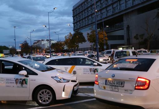 Los taxis se vuelven a echar a la calle en un nuevo pulso al gobierno de Espadas