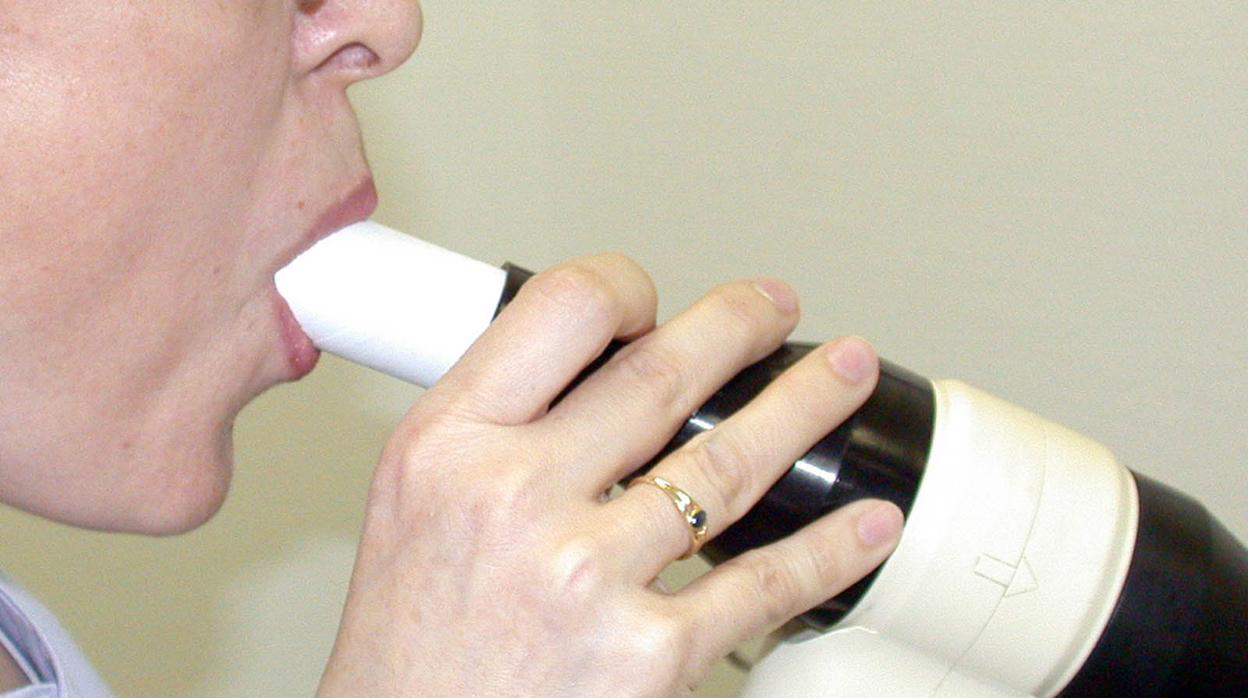 La espirometría es una prueba no invasiva que permite conocer la función pulmonar de una persona