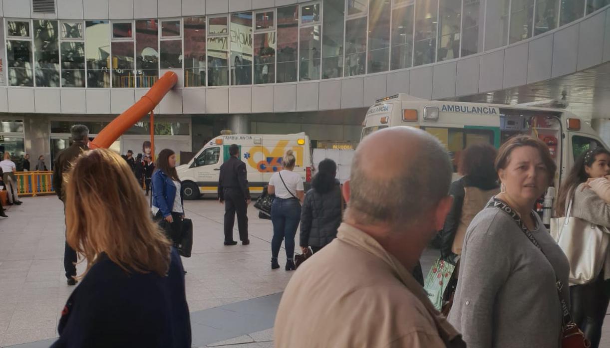 Dos ambulancias han acudido al Nervión Plaza para asistir al herido